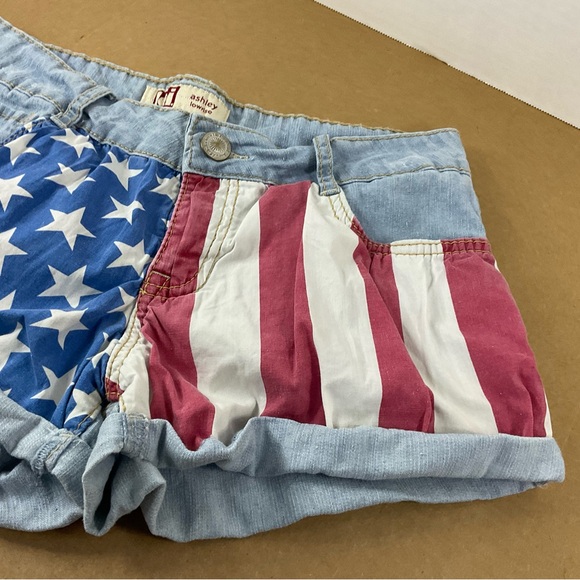 L.E.I LowRise Jean Short - Picture 4 of 9